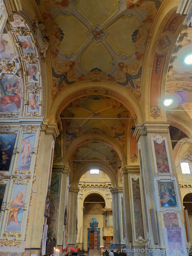 Vimercate (Monza e Brianza, Italy) - Left nave of the Sanctuary of the Blessed Virgin of the Rosary